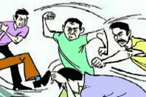 पीलीभीत: सरेशाम शहर के बीच मुख्य बाजार में गैंगवार, कई चोटिल