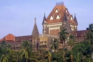 हाई कोर्ट की केंद्र को नसीहत, कोरोना के खिलाफ सर्जिकल स्ट्राइक जैसा रुख अपनाए