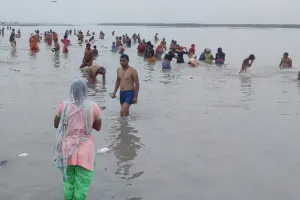 अमरोहा: अमावस्या पर श्रद्धालुओं ने लगाई गंगा में आस्था की डुबकी, की पूजा-अर्चना