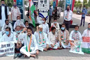 अमरोहा: पेट्रोल और डीजल पर महंगाई के विरोध में कांग्रेसियों ने दिया धरना