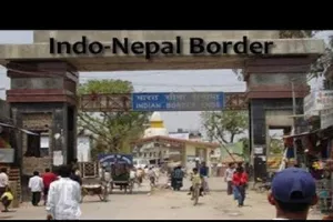 बनबसा: सीमा पर हो रही तस्करी,  40 का पव्वा 72 की खुकरी