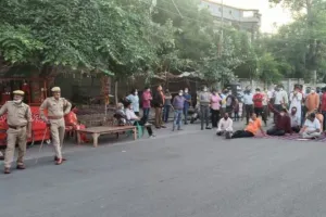 लखनऊ: मूर्ति रखने को लेकर हंगामा, मौके पर पुलिस तैनात