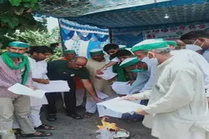 यूपी: भाकियू कार्यकर्ताओं ने टोल पर फूंकी कृषि कानून की प्रतियां, सरकार से की ये मांग
