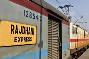 शाहजहांपुर: ड्राइवर ने लगाए इमरजेंसी ब्रेक, पलटने से बची राजधानी एक्सप्रेस