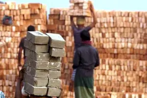 अलीगढ़: जहरीली शराब पीने से मरे 16 ईंट भट्ठा श्रमिकों के परिजनों को दो-दो लाख रुपए का मुआवजा