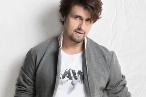 पहली बार रैंप पर उतरे सोनू निगम, फैशन डिजाइनर विक्की के लिए की मॉडलिंग