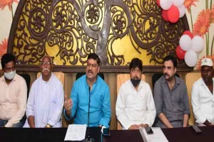 सपा नेता पवन पाण्डेय ने अधिकारियों को दी चेतावनी, कहा- अफसर भाजपा एजेंट बनकर ने करें कार्य