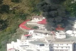 जम्मू-कश्मीर: वैष्णो देवी गुफा परिसर में लगी आग, नकदी काउंटर और रिकॉर्ड जलकर खाक