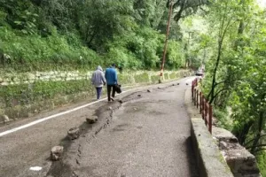 नैनीताल: राजभवन रोड पर पड़ी दरार, न्यू पालिका बाजार की करीब 10 दुकानें खतरे की जद में