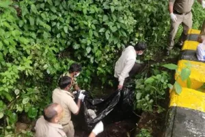दिल्ली से पत्नी को घुमाने की बात कहकर लाया था नैनीताल, हाइवे किनारे गड्ढे से मिला शव, आरोपी पति को पुलिस ने पकड़ा
