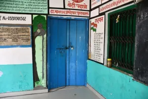 बरेली: सामुदायिक भवन में प्राथमिक स्कूल, एक कमरे पर लोगों का कब्जा
