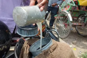 बरेली: गर्मी में मिलावटी दूध का खेल, उत्पादन घटा पर आपूर्ति बरकरार