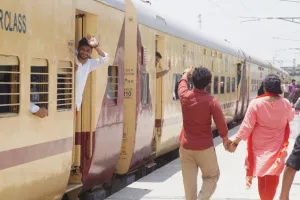 बरेली: एक साल 3 माह बाद दौड़ी लोकमान्य तिलक टर्मिनस एक्सप्रेस