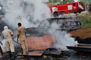 बाराबंकी: प्लाईवुड से लदे ट्रक का ब्रेक फेल, गहरे गड्ढे में गिरने से लगी आग