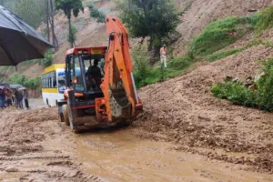 अल्मोड़ा: तेज बारिश से गरूड़ा के पास हुआ भूस्खलन, पांच घंटे ठप रहा यातायात
