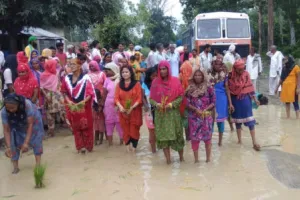 बाजपुर: क्षतिग्रस्त सड़क पर गुस्साए लोगों ने रोपा धान