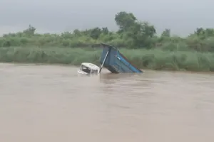 बाजपुर: कोसी का जलस्तर बढ़ने से छह वाहन डूबे, चालकों ने किसी तरह बचाई जान