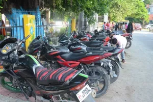 बरेली: कोरोना गाइड लाइन तार-तार, सड़क को बना दिया पार्किंग