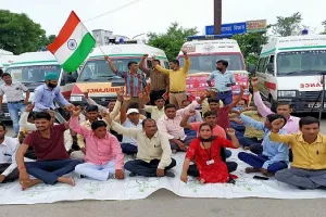 मुरादाबाद : नौकरी पर खतरा मंडराया तो चालकों ने जाम किए एंबुलेंस के पहिए, ठेका प्रथा के विरोध में किया प्रदर्शन