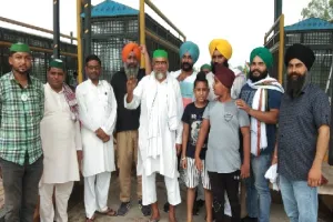 रामपुर: किसानों का बेमियादी धरना 55वें दिन भी जारी, धरना स्थल पर ही एक दूसरे के गले मिलकर दी ईद की मुबारकबाद