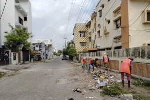 बरेली: रात के अंधेरे में 16 वार्डों में सड़क किनारे लोग फेंक रहे कूड़ा