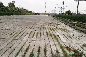 मुरादाबाद : रेलवे ने पुराने स्लीपर से बना दी 500 मीटर लंबी सड़क,आपदा में उपलब्धि