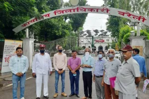 बरेली: पेड़ों को बचाने के लिए विरोध तेज, डीएम से मिले पर्यावरण प्रेमी