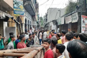 बरेली: हाईटेंशन लाइन के टूटे तार ने ली कारोबारी की जान, भीड़ ने सड़क जाम कर किया हंगामा