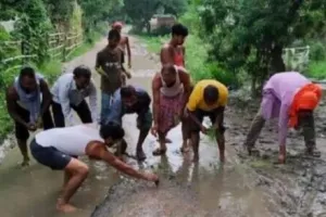 रामनगर: खस्ताहाल सड़कों पर कर डाली धान की रोपाई…