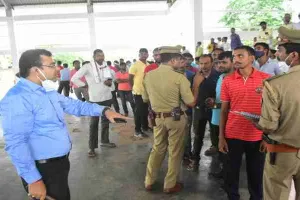 बाराबंकी: हड़ताल पर बैठे एंबुलेंसकर्मियों से प्रशासन ने ली चाबी, 4 नेता गिरफ्तार