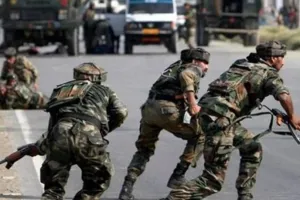 आतंकवादियों ने सीआरपीएफ पर किया ग्रेनेड़ हमला, 4 जवान, एक नागरिक घायल