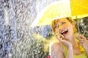 मानसून: फंगल और बैक्टीरियल इंफेक्शन बेरंग न कर दें चेहरे की रौनक, अपनाएं यह उपाय