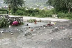 भीमताल: सड़कें हुई तालाबों में तब्दील, जगह-जगह बने गड्ढे