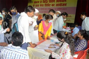 बरेली: भीड़ कम करने के लिए बैंकों में भेजे गए लाभार्थी हुए परेशान