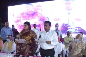 बरेली: बधाई लेने और हाथ जोड़ने में निपट गयी पहली बैठक