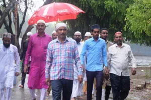 बरेली: बारिश के बीच अदा की गई ईद-उल-अजहा की नमाज