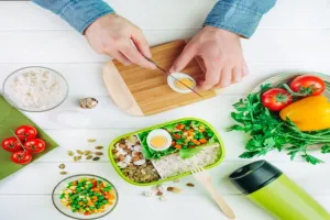 बच्चों को रखना है सेहतमंद तो लंचबॉक्स में Junk Food की जगह रखें ये चीजें