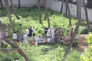 राजकीय सम्मान के साथ Tragedy King दिलीप कुमार सुपुर्द-ए-खाक, नम आंखों से दी अंतिम विदाई