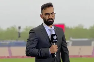 Cricketer दिनेश कार्तिक ने commentary में बटोरीं तालियां, retirement को लेकर भारत में चली रही बरसों पुरानी परंपरा को तोड़ने का है प्लान
