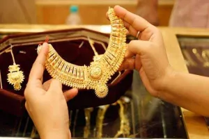 Commodity Market: आज फिर महंगा हुआ सोना और चांदी पड़ी फीकी, इस कीमत पर बंद हुआ बाजार