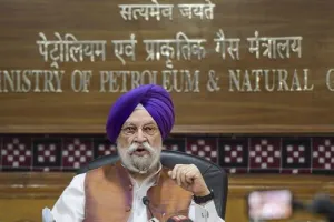 नए पेट्रोलियम मंत्री हरदीप सिंह पुरी ने संभाला कार्यभार, लेकिन नीचे नहीं आए ईंधन के दाम