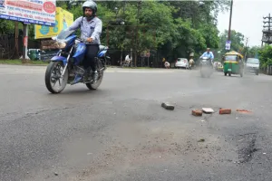 बरेली: पहली बारिश भी नहीं झेल पा रहीं शहर की कई सड़कें