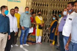 रामनगर: सरकार से नाराज ग्राम प्रधानों ने ब्लॉक कार्यालय में जड़ा ताला