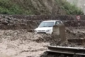 टनकपुर: बारिश से दरकी पहाड़ी, चम्पावत-टनकपुर राष्ट्रीय राजमार्ग बंद