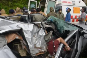 नैनीताल: कार के ऊपर बोल्डर गिरा और हो गया एक दर्दनाक हादसा