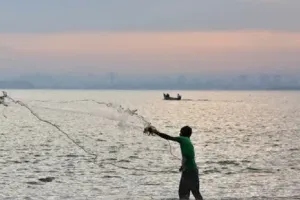 मछुआरों का आरोप, एक-एक लाख रुपए के थे जाल, श्रीलंकाई नौसैनिकों ने पहुंचाया नुकसान