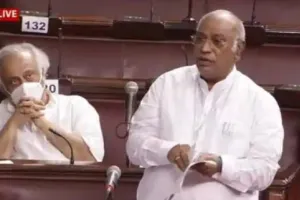 कोरोना पर चर्चा में खड़गे ने पीएम पर कसा तंज, कहा- खुद पर दोष न लेकर स्वास्थ्य मंत्री को बनाया बलि का बकरा