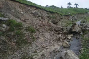 पिथौरागढ़: अब भी सीमांत के अनेक गांवों से संपर्क मार्ग कटा हुआ