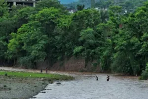 हल्द्वानी: सूखी नदी पर पुल बनाओ नहीं तो करेंगे उग्र आंदोलन