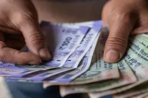 कच्चे तेल के दाम ने भरी रफ्तार तो डॉलर के मुकाबले 24 पैसे लुढ़का रुपया